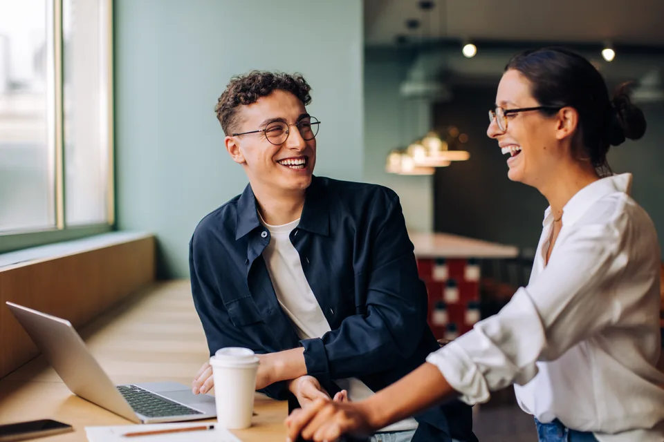 virtual office Business address: two entrepreneurs talking in an office