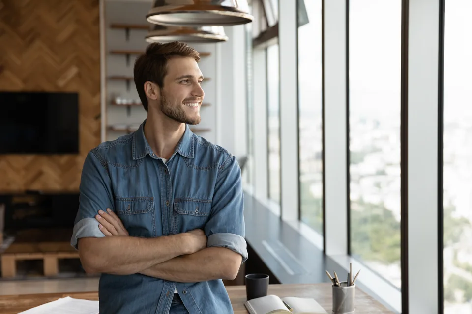 virtual office KVK registration address: entrepreneur at a desk by a window